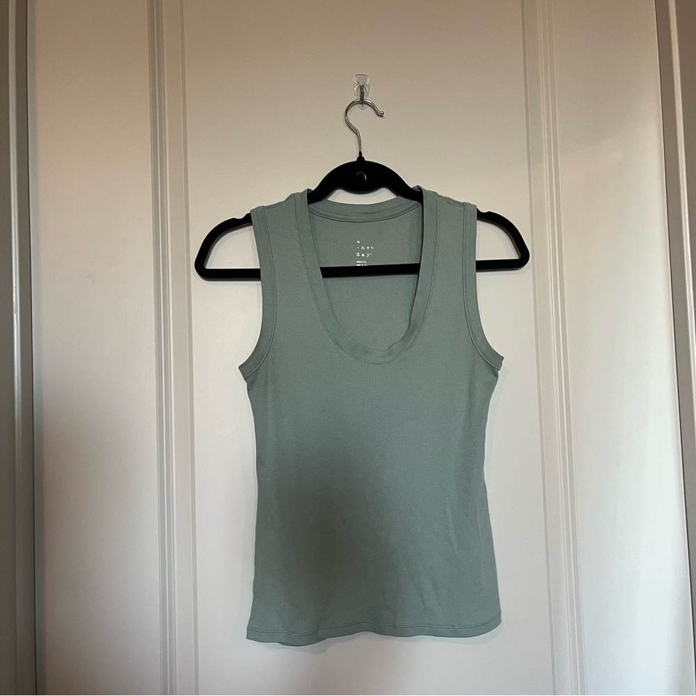 Blue/green scoop tank